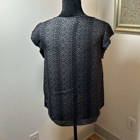 Joie 100% Silk animal print black gray round cap sleeves buttoned down top - Picture 3 of 5